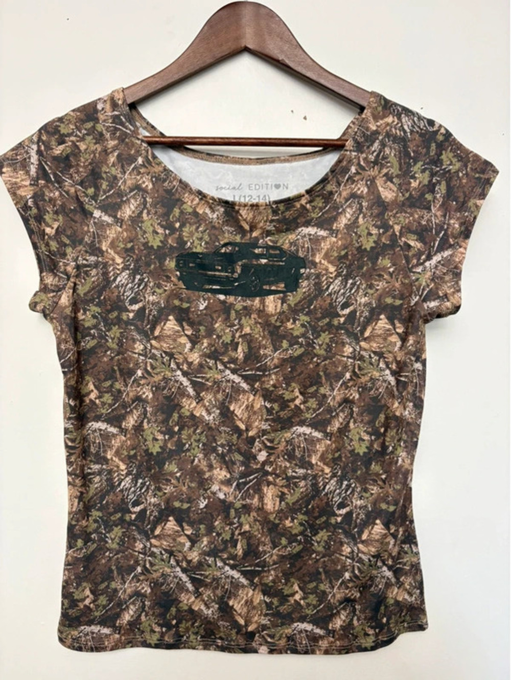 Social Edition Womenโs Large Realtree Camo Muscle Car Graphic Baby Tee